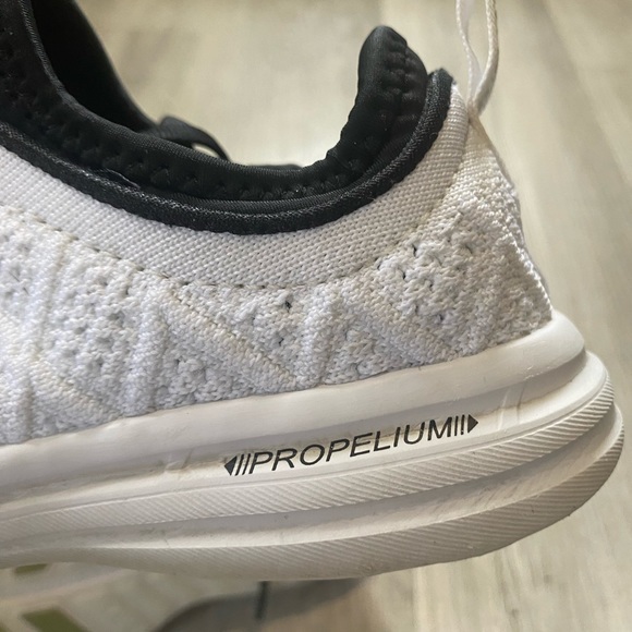 APL | Techloom Phantom running shoes | White w Black laces | size 5.5 - Picture 11 of 13